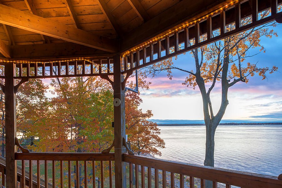 L'Auberge du Lac Saint-Pierre est un hôtel situé à Trois-Rivières, au Canada, offrant une expérience de séjour unique avec plusieurs caractéristiques distinctives123.Caractéristiques principales Hébergement 30 chambres disponibles de différentes catégories Options d'hébergement incluant des chambres doubles et des suites Vue imprenable sur le lac Saint-Pierre Située à proximité du centre-ville de Trois-Rivières Installations et services Piscine Bain à remous/jacuzzi Sauna Restaurant Le Grand Héron Activités disponibles : Cyclisme Pêche Balades à pied Proximité d'un parcours de golf Cuisine Le restaurant propose une cuisine raffinée et imaginative mettant en valeur les produits du terroir, préparée par le chef Alain Penot et son équipe1. Coordonnées Adresse : 10911 rue Notre-Dame Ouest, Trois-Rivières Téléphone : 819 377-5971 / 1 888 377-5971 Courriel : info@aubergelacst-pierre.com 