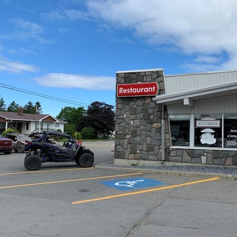 Restaurant LExpress Sainte Anne des Monts Gaspesie 1 768x768