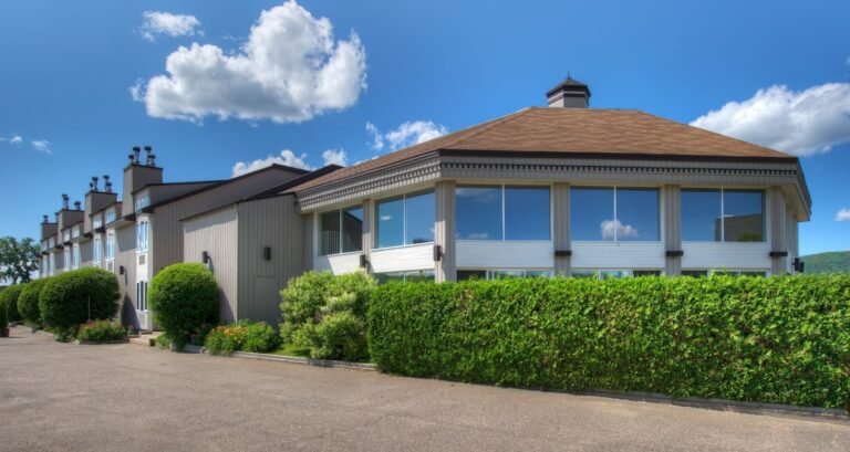 Hotel Vacances Tremblant- Laurentides Hotel Vacances Tremblant- Laurentides