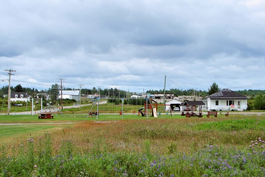 Preissac est une municipalité pittoresque située dans la MRC d'Abitibi, en Abitibi-Témiscamingue, au Québec, Canada. Voici un aperçu détaillé de cette localité unique :Géographie et démographie
Population : 914 habitants (2021)
Superficie : 506,29 km²
Densité : 1,8 hab./km²
Située à environ 30 km au sud-ouest d'Amos et à 50 km au nord-ouest de Malartic
Traversée par la route 395
Le territoire de Preissac est caractérisé par un vaste réseau hydrologique, comprenant notamment le lac Preissac et ses affluents. La géologie de la région remonte à 2,6 milliards d'années, avec une origine volcanique encore visible dans certaines parties de la municipalité1.
Histoire et développement
1906 : Ouverture de la première mine de molybdénite
1916 : Fondation du canton de Preissac
1934 : Arrivée des premiers colons (plan Vautrin)
1936 : Début de la construction de l'église St-Raphaël
1979-1988 : Ouverture de plusieurs mines importantes (Bousquet, Doyon, Dumagami)1
Économie
L'économie de Preissac repose principalement sur deux secteurs :
Agriculture : environ 15 entreprises sur 50 sont liées à ce secteur
Foresterie et exploitation minière : une importante activité économique, notamment avec la présence de mines d'or et de molybdène1
Attractions et points d'intérêt
Sentier de la Roche du Millénaire : site touristique offrant des vues panoramiques
Lac Preissac : idéal pour les activités nautiques et la pêche
Patrimoine naturel : forêts, lacs et rivières propices aux activités de plein air7
Gouvernance
Maire actuel : Donald Rheault (mandat 2021-2025)
Conseil municipal composé de six conseillers19
Culture et vie communautaire
Preissac est reconnue pour son dynamisme et ses magnifiques paysages. La municipalité offre divers services et infrastructures à ses résidents, contribuant à une qualité de vie appréciable dans un cadre naturel exceptionnel78.
Municipalité de Preissac - Abitibi-Témiscamingue
