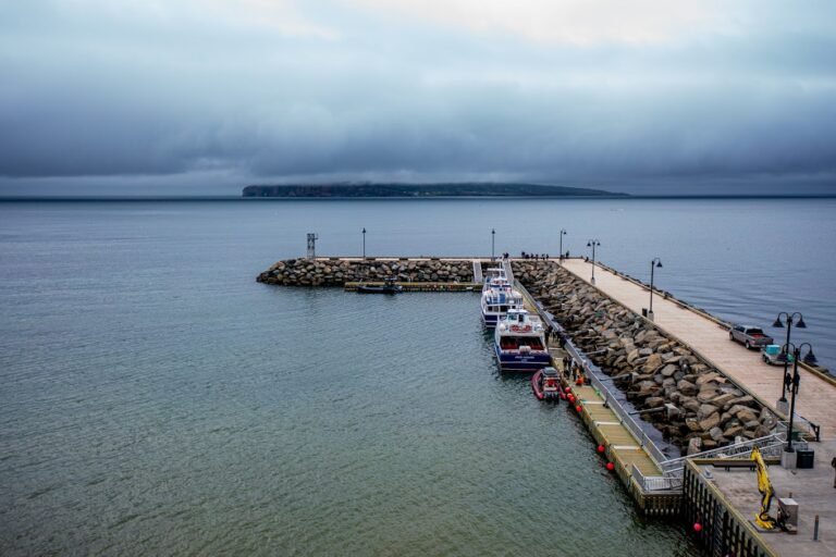 Le quai de Percé -Destination Gaspésie Le quai de Percé -Destination Gaspésie