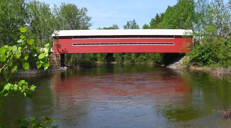Pont couvert Beauséjour-Destination Gaspésie