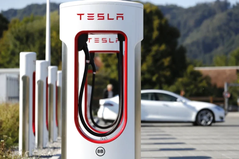 Borne de recharge Tesla 1 1.png 768x512