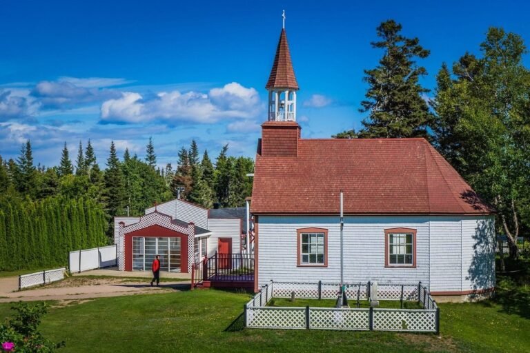 Chapelle des Iles Jeremie Colombier Route des eglises Cote Nord Manicouagan 768x512