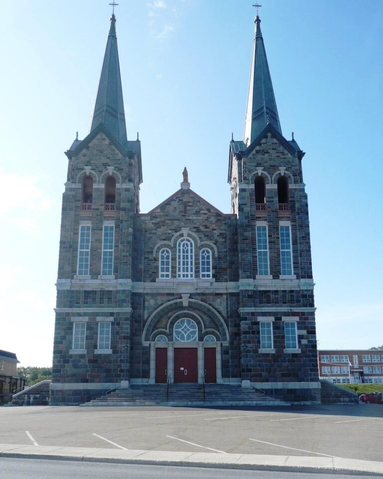 Eglise catholique Sainte Anne Sainte Anne des Monts Gaspesie1 768x960