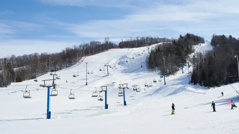 La station Ski Chantecler accueille depuis de nombreuses annees les amateurs de sports de glisse a Ste Adele au coeur des Laurentides.3 jpg 768x432