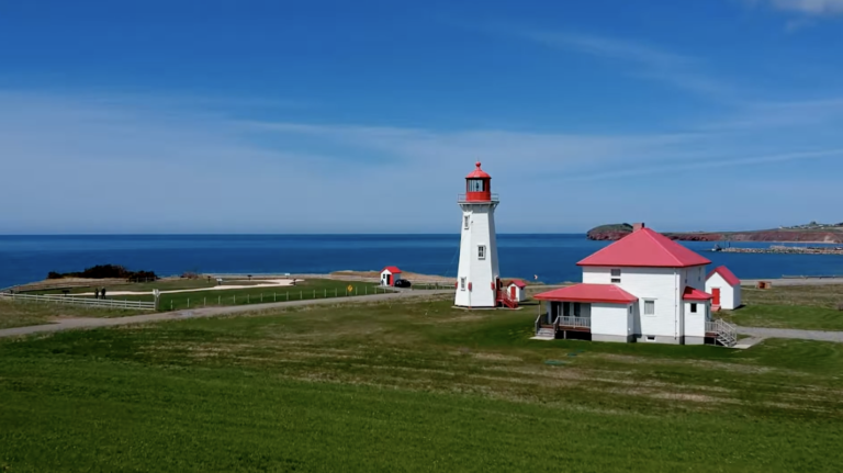 Le phare de lAnse a la Cabane Iles de la Madeleine 768x431