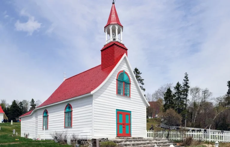 Petite Chapelle de Tadoussac Route des eglises Cote Nord Manicouagan2 768x492