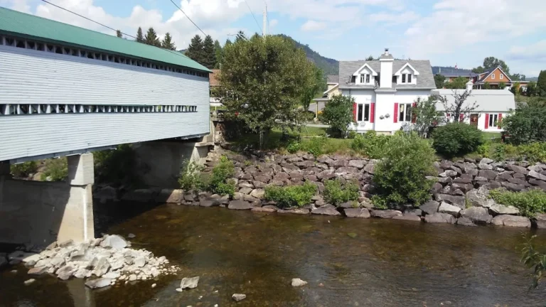 Pont Couvert L’Anse-St-Jean - Photo 1