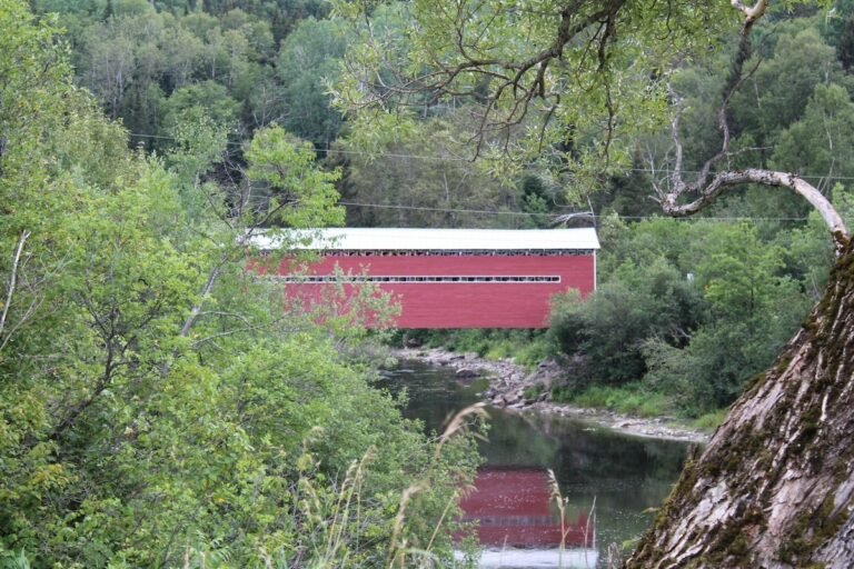 Vieux pont sur la rivière Sainte-Marguerite - Photo 1