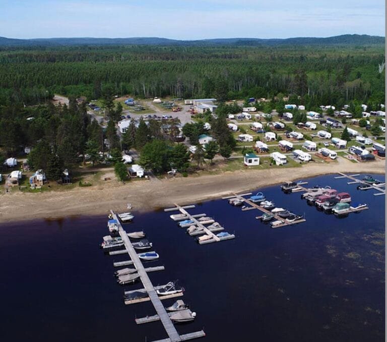 Domaine à l’aube du lac