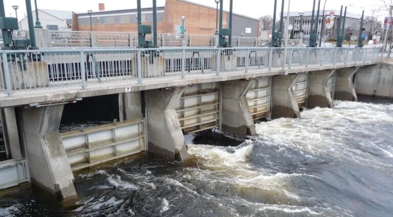 Barrage Lac Mégantic - Cantons de lEst Barrage Lac Mégantic - Cantons de lEst