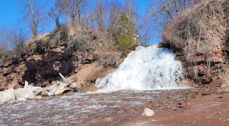 Chute de la plage de la Rivière - Gaspésie
