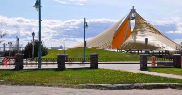 Spectacles sous la Tente jaune du Vieux-Quai - Photo 1
