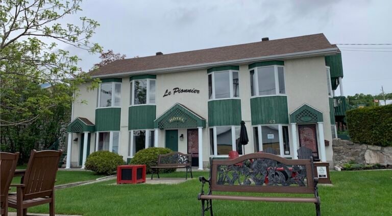 Hôtel le Pionnier - Tadoussac - Cote-Nord Hôtel le Pionnier - Tadoussac - Cote-Nord