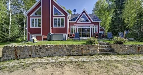 Le Chalet Rouge du Lac Saint-Stanislas