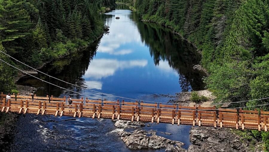 Le pont suspendu du Parc régional de la Forêt Ouareau