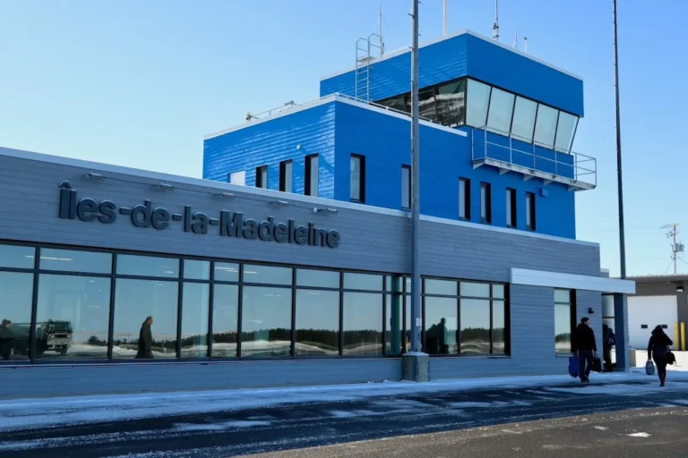 Aéroport des Îles-de-la-Madeleine - Photo 1