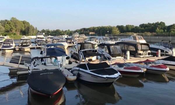 LE PORT DE PLAISANCE LAVAL-SUR-LE-LAC