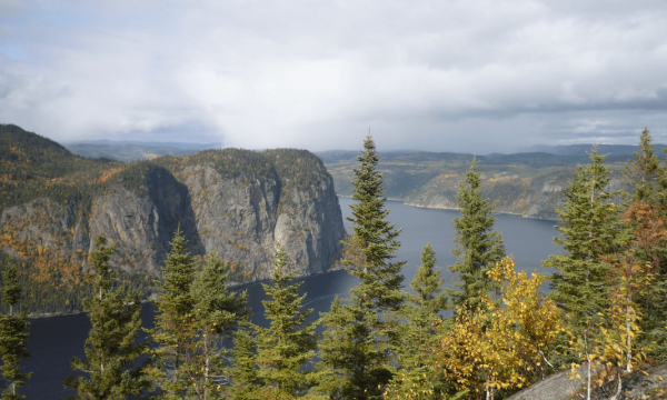 Montagnes et lac sous un ciel nuageux