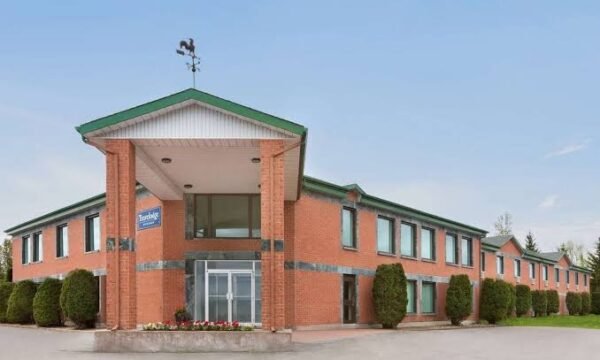 Travelodge by Wyndham Rigaud-Lanaudiere